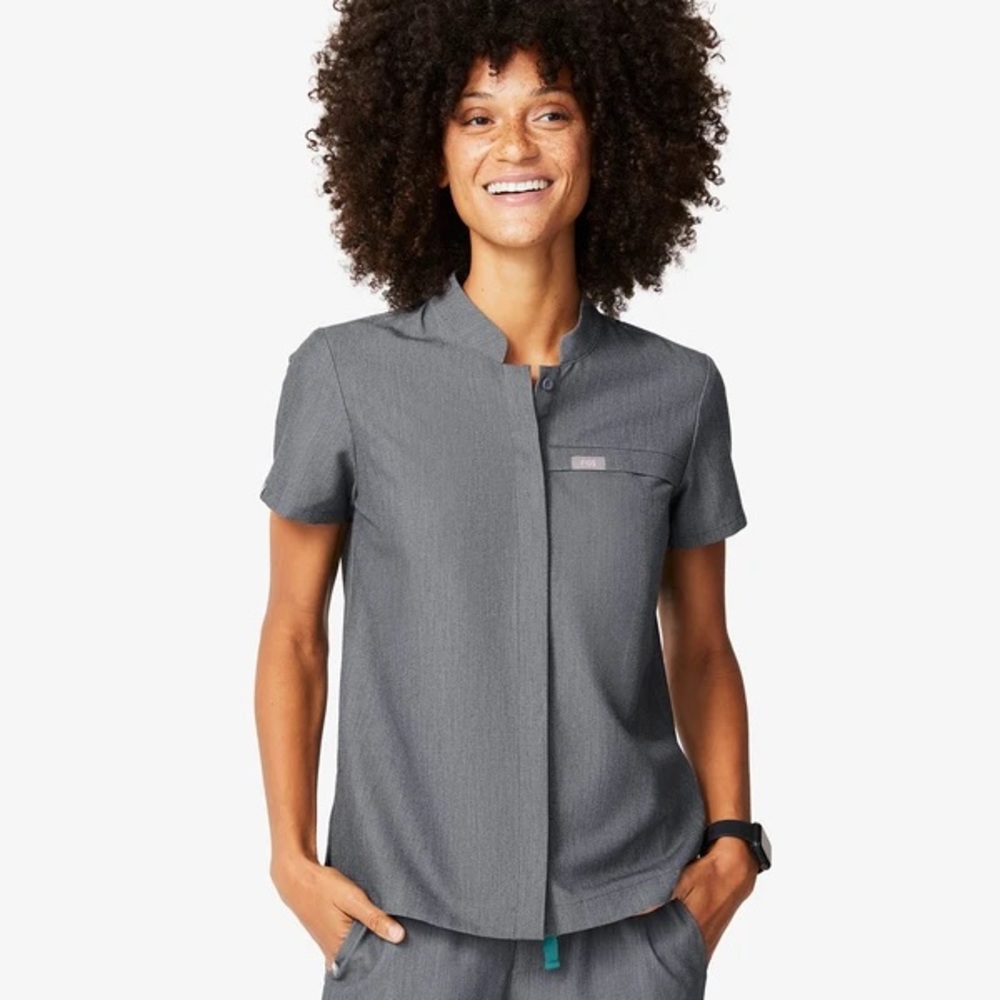 Figs Scrubs button top in graphite